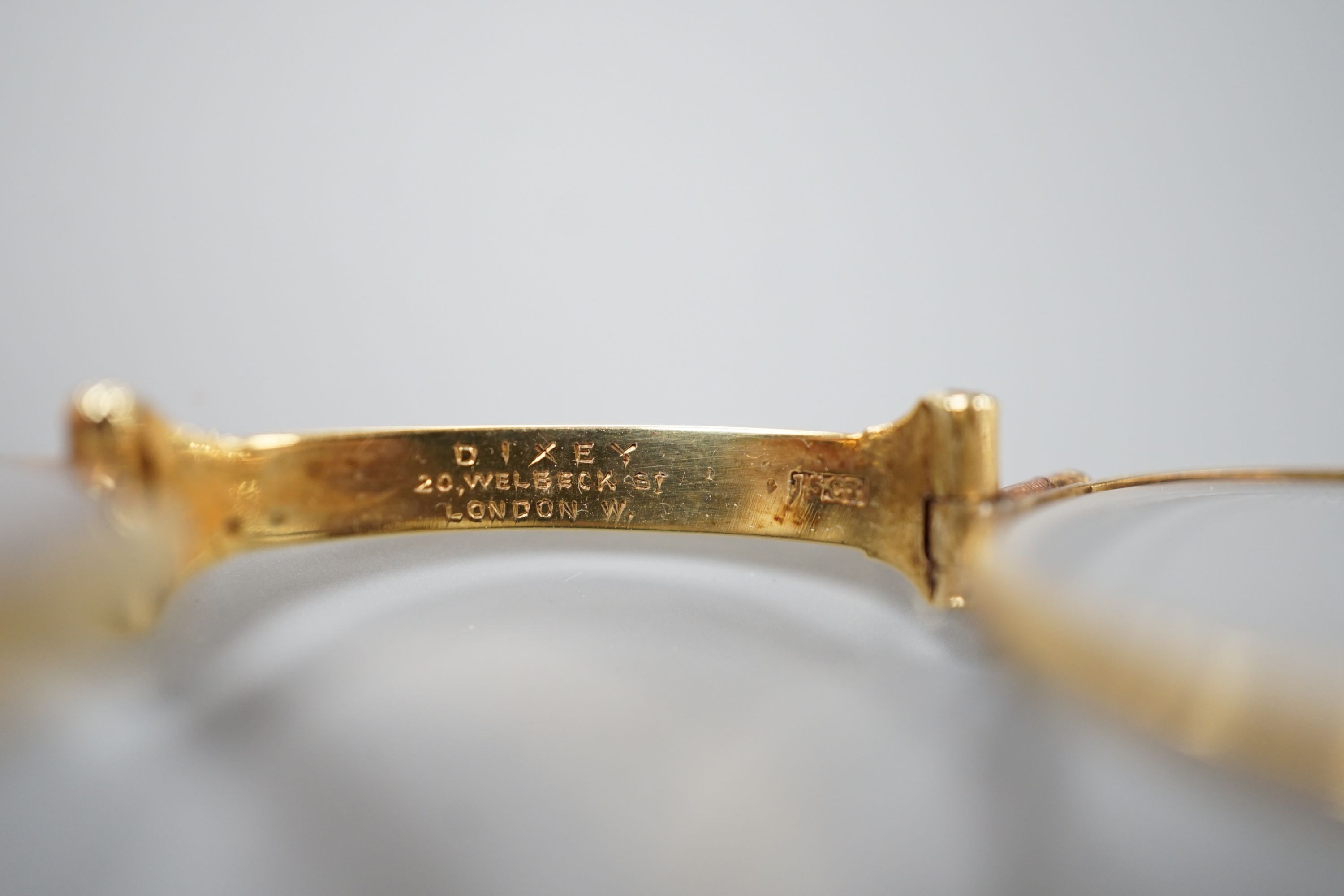 A pair of Edwardian 15ct lorgnettes, by Dixie, 20 Welbeck Street, London, with engine turned handle, 11.4cm, gross weight 28.9 grams.